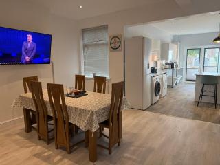 Spacious John York House & Parking - 0