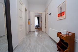 Spacious 3-Bedroom, 2-Bathroom Apartment with High Ceilings - Istanbul - 8