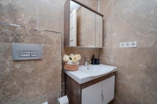 Spacious 3-Bedroom, 2-Bathroom Apartment with High Ceilings - 6