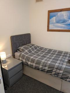 City Vacations Kettering free WiFi for ' Short & Long stays ' Shared bathroom & Shared Kitchen Single room for 1 Adult - 3