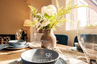 New! Stylish 5BR Home - Contractors Stay - Sleeps 9 - Parking - 9