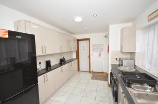Modern 4-Bed House with En-Suites, off Road Parking & WiFi, Near M5 West Bromwich Birmingham - 7