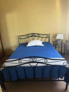 Chambre à l'étage 1 personne , salle de bains au rez de chaussée - 0