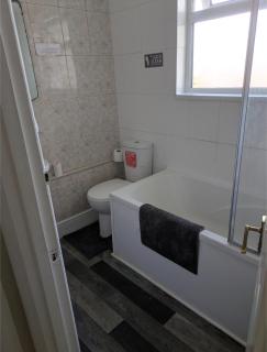City Vacations Kettering free WiFi for ' Short & Long stays ' Shared bathroom & Shared Kitchen Single room for 1 Adult - 8