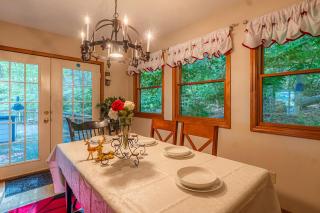 Leaf Peeper's - HUGE deck, pizza oven, Pac-man! - 2