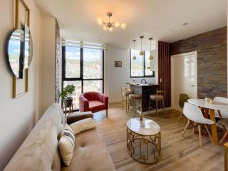 Stunning high-rise apartment with panoramic view, Jacuzzi, gym, Near Carolina Park, Atahualpa Stadium, Quicentro Shopping - 0