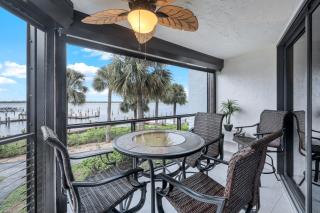 Heated 2 Bath Waterfront Upscale Condo - 9