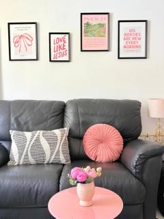 Chic Pink Modern Studio w Relaxing Bathtub - 0