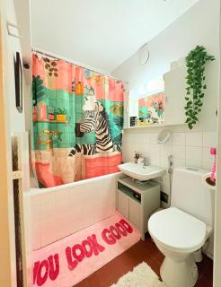 Chic Pink Modern Studio w Relaxing Bathtub - 1