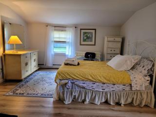 East Granby with AC and WiFi 3 minute to Bradley - 1