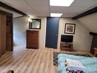 East Granby with AC and WiFi 3 minute to Bradley - 5