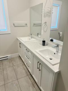 Private Home Near Moncton Hospital&Downtown - 1