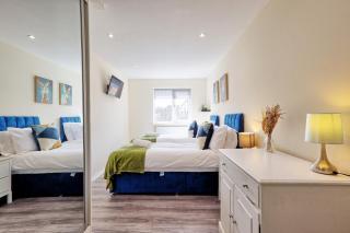 Modern 4-Bed Home - Long Stay - Parking and Wi-Fi - 4