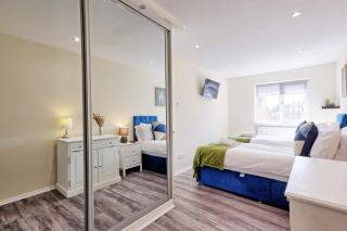 Modern 4-Bed Home - Long Stay - Parking and Wi-Fi - 6