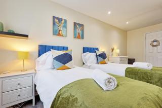 Modern 4-Bed Home - Long Stay - Parking and Wi-Fi - 0