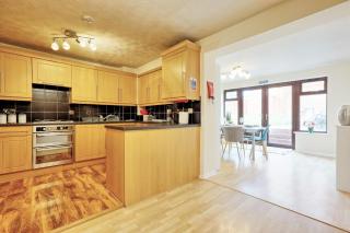 Modern 4-Bed Home - Long Stay - Parking and Wi-Fi - 7