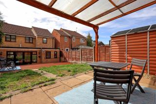 Modern 4-Bed Home - Long Stay - Parking and Wi-Fi - 2