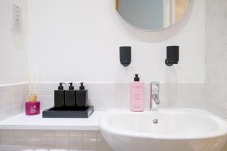 Luxury 2 Bed 2 Bath Apartment With Balcony, Fast Wifi In Birmingham City Centre - 9