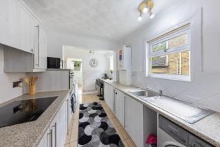 Cosy 4 Bedroom House in Chatham - Chatham - 6