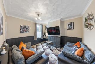 Cosy 4 Bedroom House in Chatham - 4