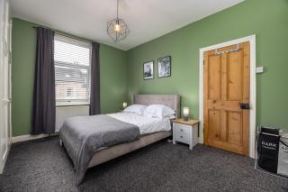 Cosy Leeds Home Ideal For Long Stays & Contractors - 9