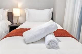Modern Central Apartment King Bed and WiFi - 1