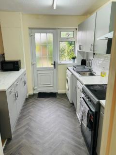 Spacious 3 Bedroom house with free on-street parking, Close to Airport and Town Centre - 9