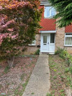 Spacious 3 Bedroom house with free on-street parking, Close to Airport and Town Centre - 6