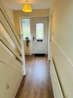 Spacious 3 Bedroom house with free on-street parking, Close to Airport and Town Centre - 5