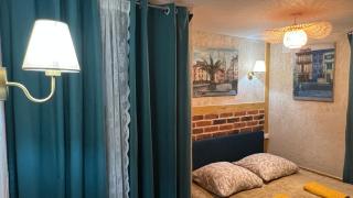 Chambre (salle de bain privée), piscine, jardin, parking - 7