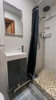 Chambre (salle de bain privée), piscine, jardin, parking - 2