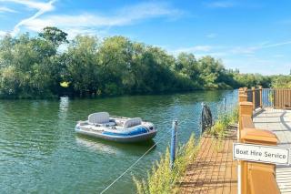 Thames Mansion - Water View - Staines - 7