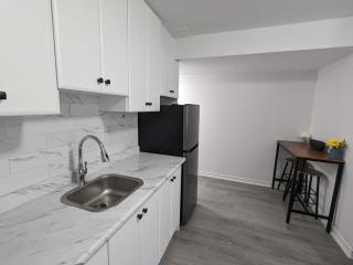 Bright & New 2 Beds Near Subway - 7