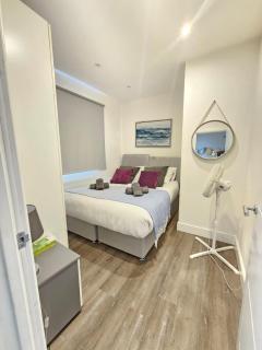 Modern 2BR in West Hendon - Parking -Easy Commute - 3