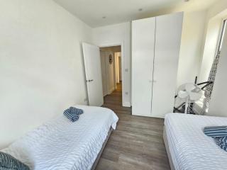 Modern 2BR in West Hendon - Parking -Easy Commute - 2