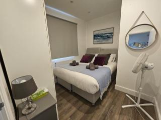 Modern 2BR in West Hendon - Parking -Easy Commute - 1