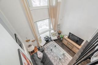 Free Parking! 5BR! Steps to Eaton Center! Downtown Core! - 4