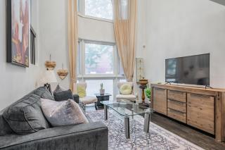 Free Parking! 5BR! Steps to Eaton Center! Downtown Core! - 8