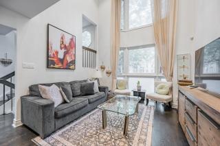 Free Parking! 5BR! Steps to Eaton Center! Downtown Core! - 0