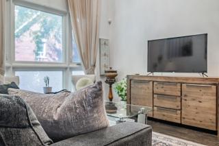 Free Parking! 5BR! Steps to Eaton Center! Downtown Core! - 7