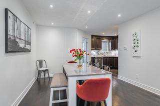 Free Parking! 5BR! Steps to Eaton Center! Downtown Core! - 5