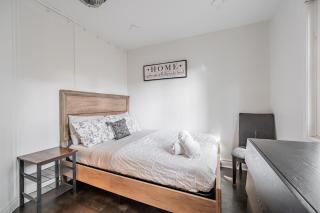 Free Parking! 5BR! Steps to Eaton Center! Downtown Core! - 2