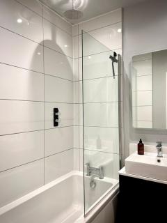 2 Bed House - Sleeps 4 - Parking - 3