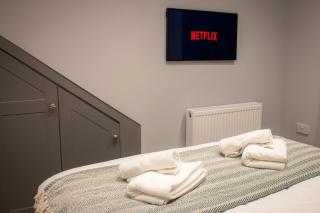 2 Bed House - Sleeps 4 - Parking - Devizes - 1