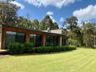 Lake View - Contemporary Comforts meets Nature - 7