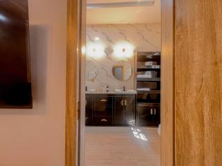 Lekki Luxury 4 bed with 24hour power & security, WiFi,&PS5 - 3