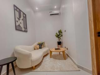 Lekki Luxury 4 bed with 24hour power & security, WiFi,&PS5 - 2