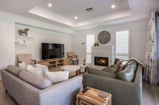 Hamptons By The Green - Grand Golfside Retreat - 1