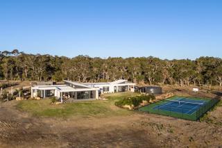 Hendon House - A Sprawling Family Estate - 0