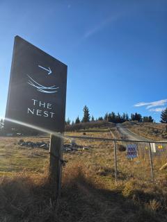 Modern studio overlooking Alexandra, Central Otago - 9